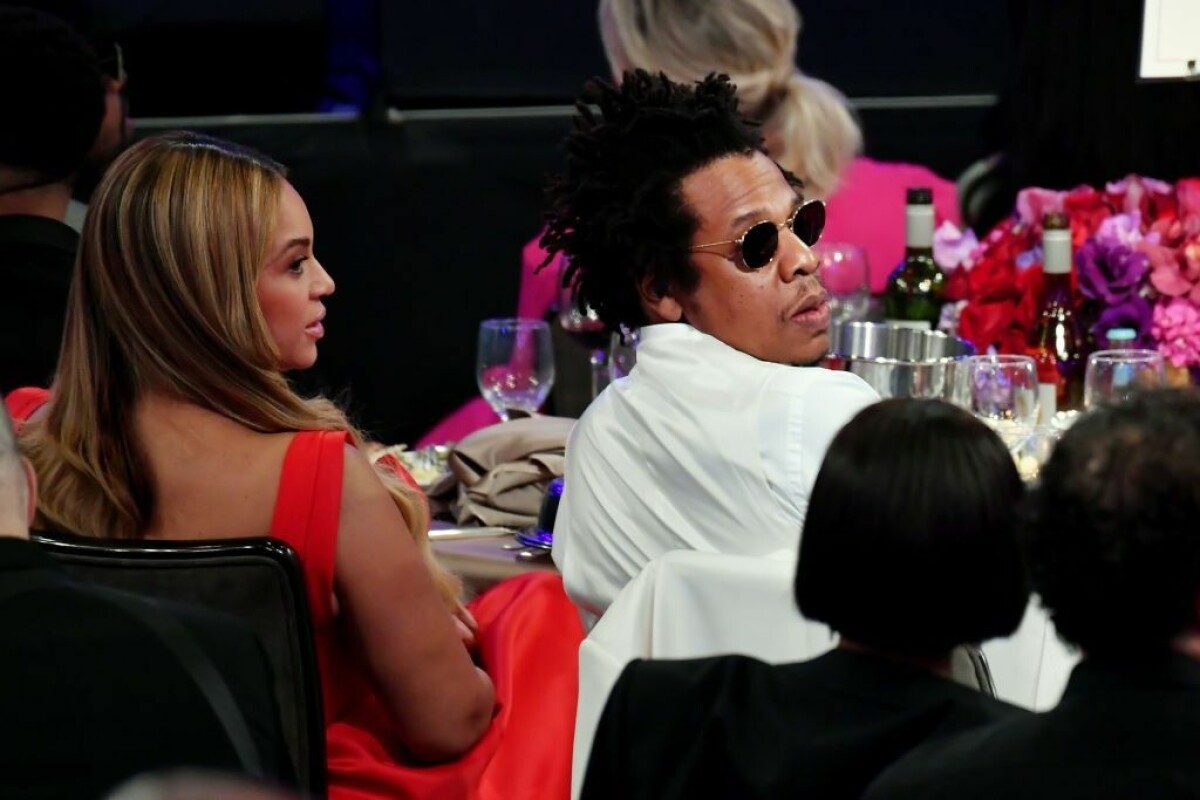 Jay-Z And Beyonce Sit Through National Anthem At Super Bowl - Okayplayer, image size:1200x800