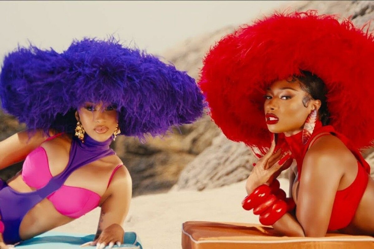 洋楽 Cardi B Feat. Megan Thee Stallion Bongos Cardi B & Megan Thee Stallion Flaunt Their Curves In Second